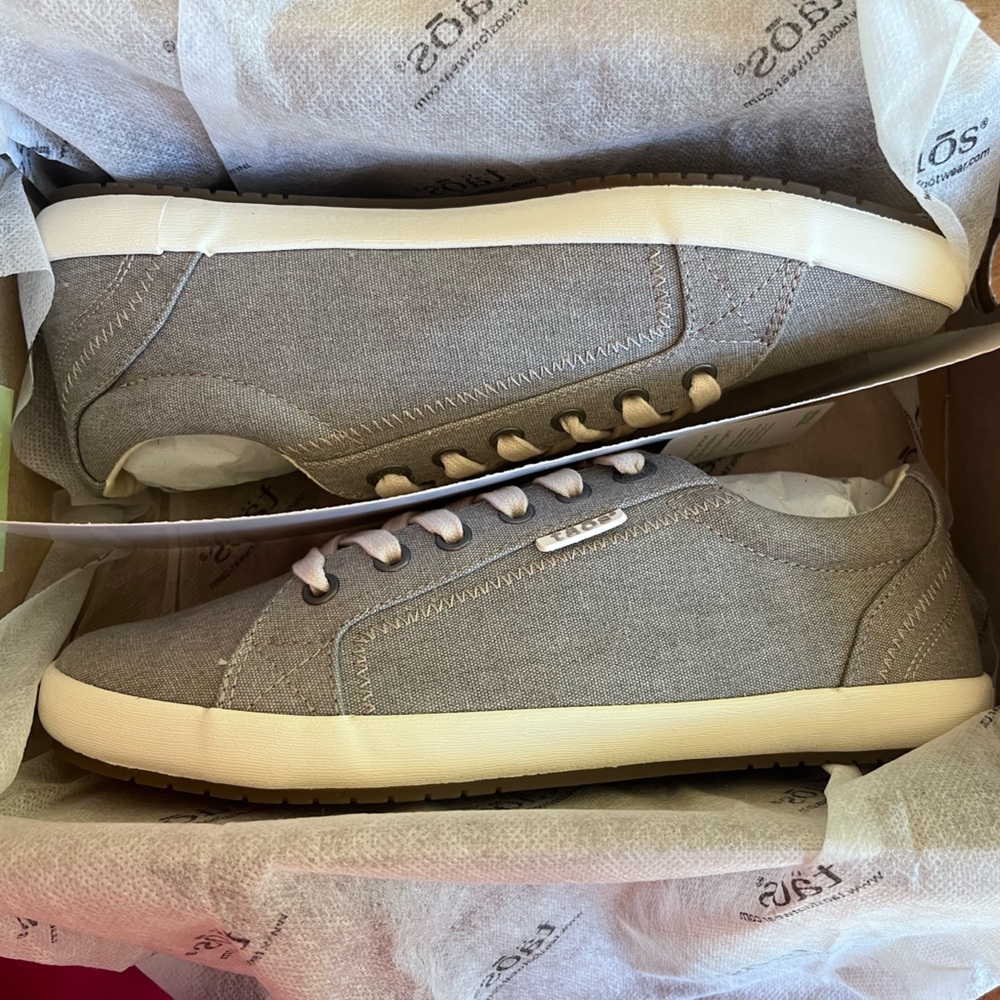 NWT Women’s TAOS Star Canvas Shoes